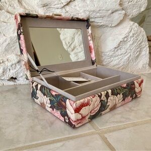 NWT Cupcakes and Cashmere jewelry box featuring botanicals
